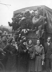 Befolkningen i Newark deltar i en protest mot hungern under depressionen i USA, år 1932. Foto: SVT Bild.